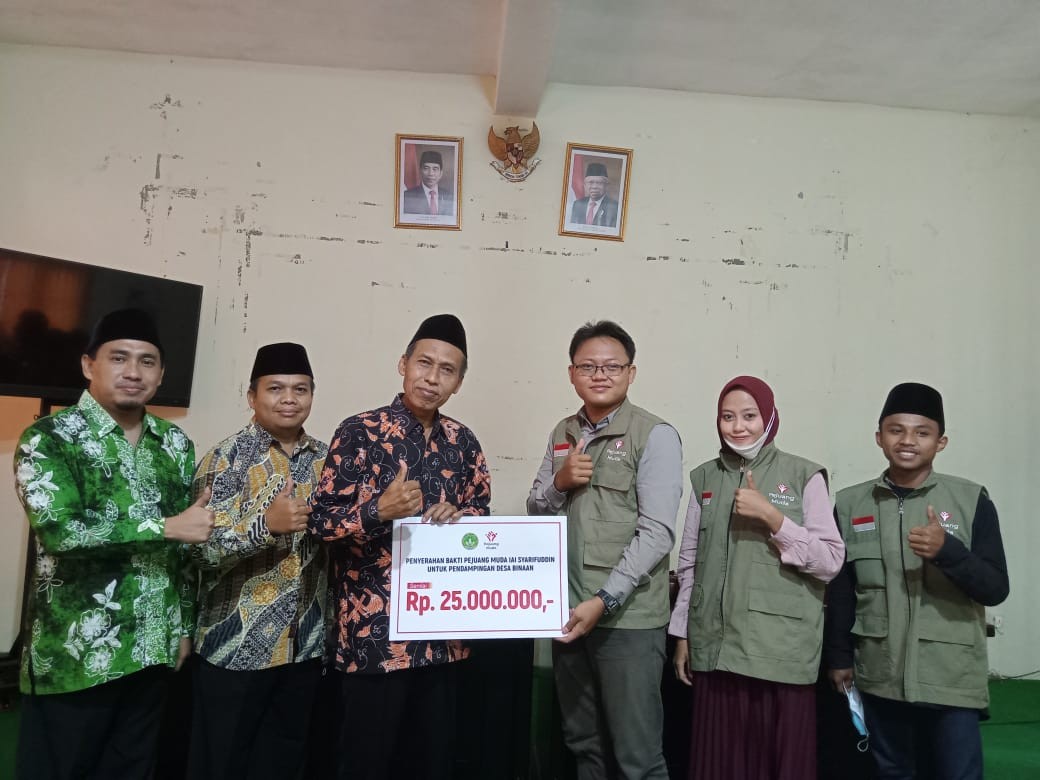 15 Pejuang Muda IAI Syarifuddin Beri Bantuan Untuk Desa Binaan Rp. 25 Juta