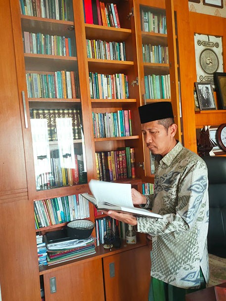 THE URGENCY OF KNOWLEDGEABLE, PIOUS, AND CONSISTENT TEACHERS: THE KEY TO ACQUIRING BLESSED KNOWLEDGE