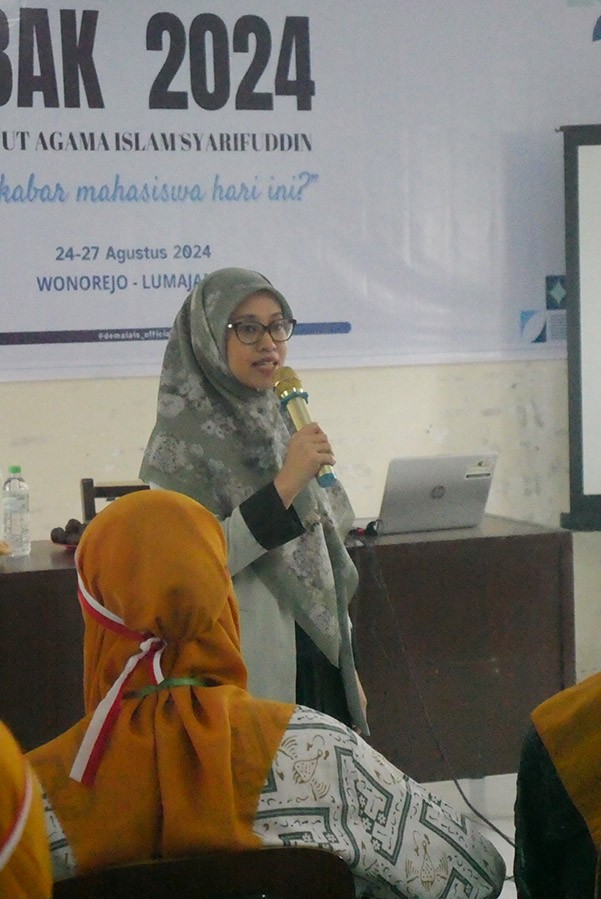 HARI KETIGA PBAK : IBU ALHIMNI FAHMA, M.MED.KOM BAHAS ANALISIS WACANA DI SESI KETIGA