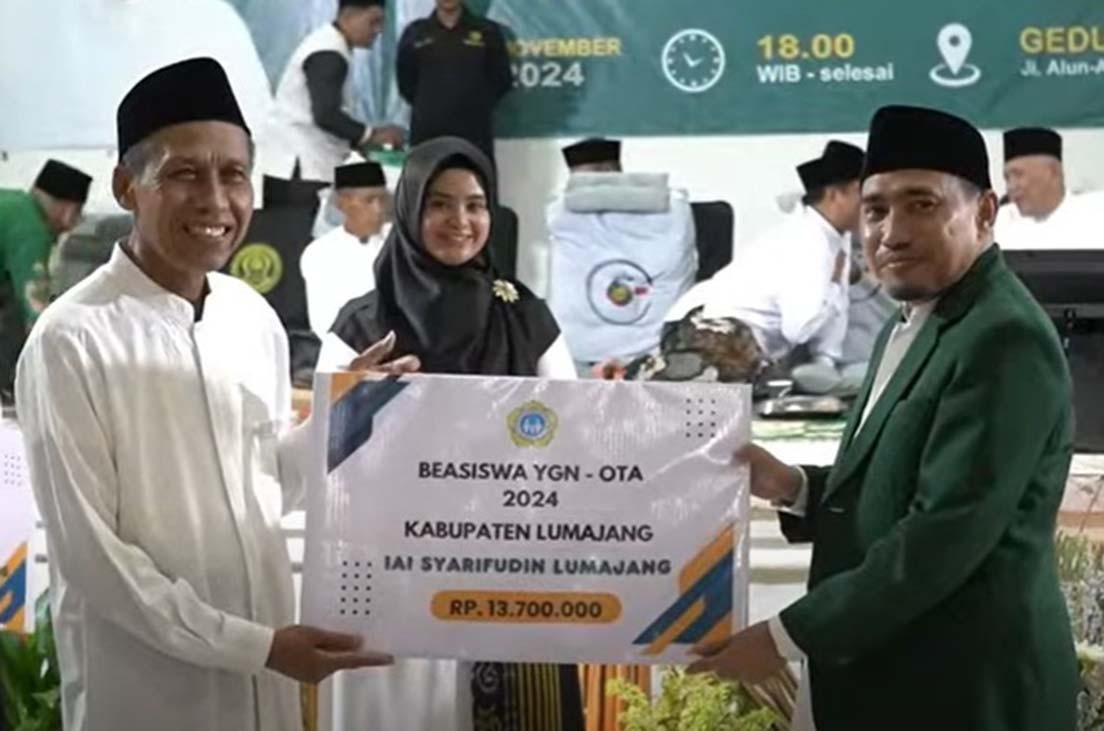 PENYERAHAN SIMBOLIS BEASISWA UKT OLEH YGN-GNOTA PEMKAB LUMAJANG DI RESEPSI HARI SANTRI